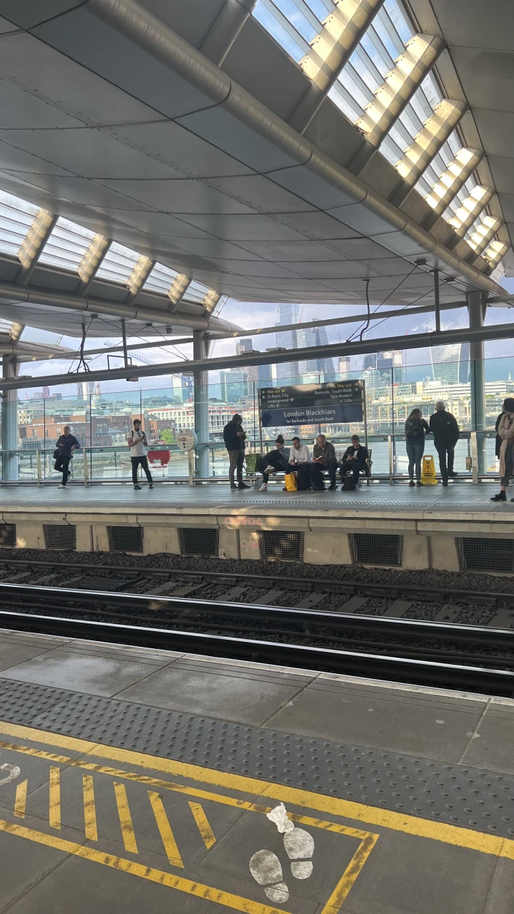 Blackfriars station - Platform with a view